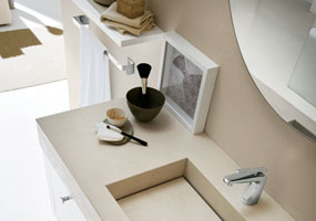 Bagno con vasca integrata in Laminam Oxide avorio