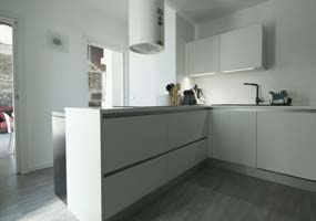 Top cucina e ante rivestite in Laminam Calce Bianco
