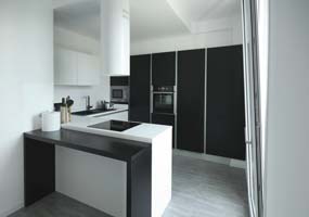 Top cucina in Laminam bianco assoluto e nero assoluto