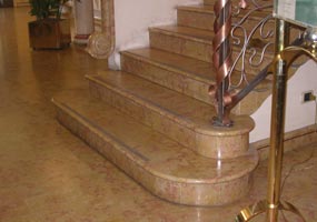 Scala in marmo giallo reale lucidato