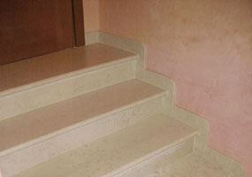 Scala in marmo bianco Asiago spazzolato e anticato