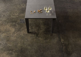 Tavolo in pietra di Savoia antracite