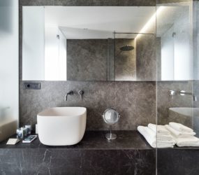 Bagno moderno e di design in Laminam