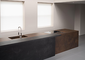 Rivestimento top e fianchi in Laminam ossido bruno e ossido nero